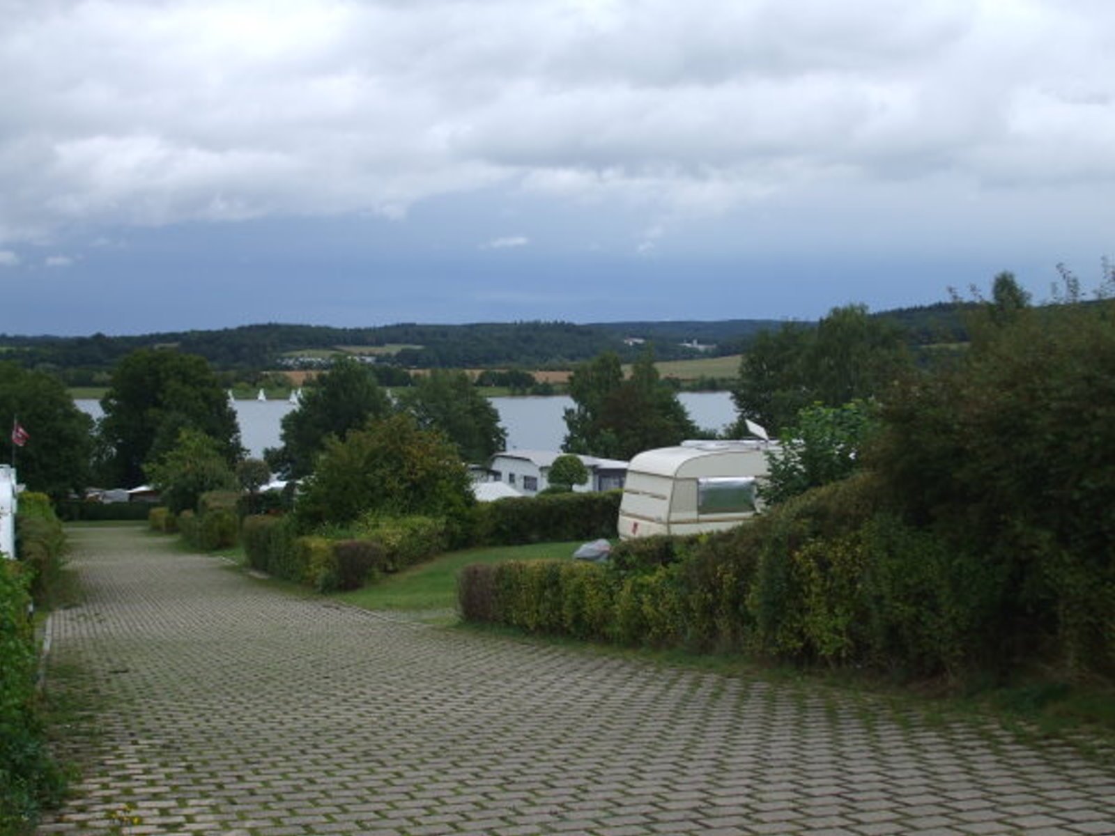 Blick auf den See und Campingplatz
